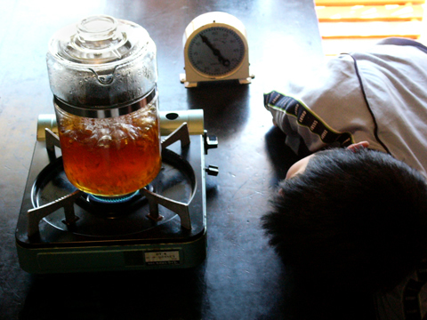 オールドパイレックスフレームウェア　パーコレーターでコーヒーをいれます。スミスタイマーで時間を計ります