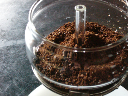 パイレックスパーコレーターにコーヒー豆をセット。挽き具合はこのぐらいです