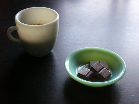 ファイヤーキングベリーボウルにチョコ盛り付けパイレックスミリタリーマグにコーヒー