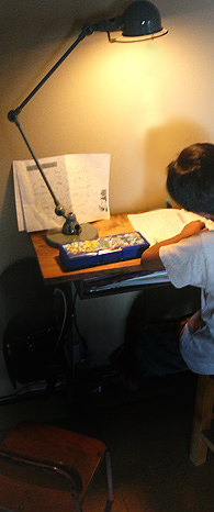 ジェルデのデスクランプと勉強机