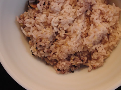 ご飯は雑穀米を使います