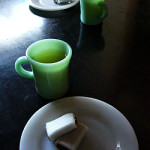 ファイヤーキング　チョコレートマグにお茶と和菓子